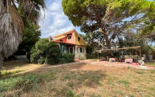 Sea front property with private sea access