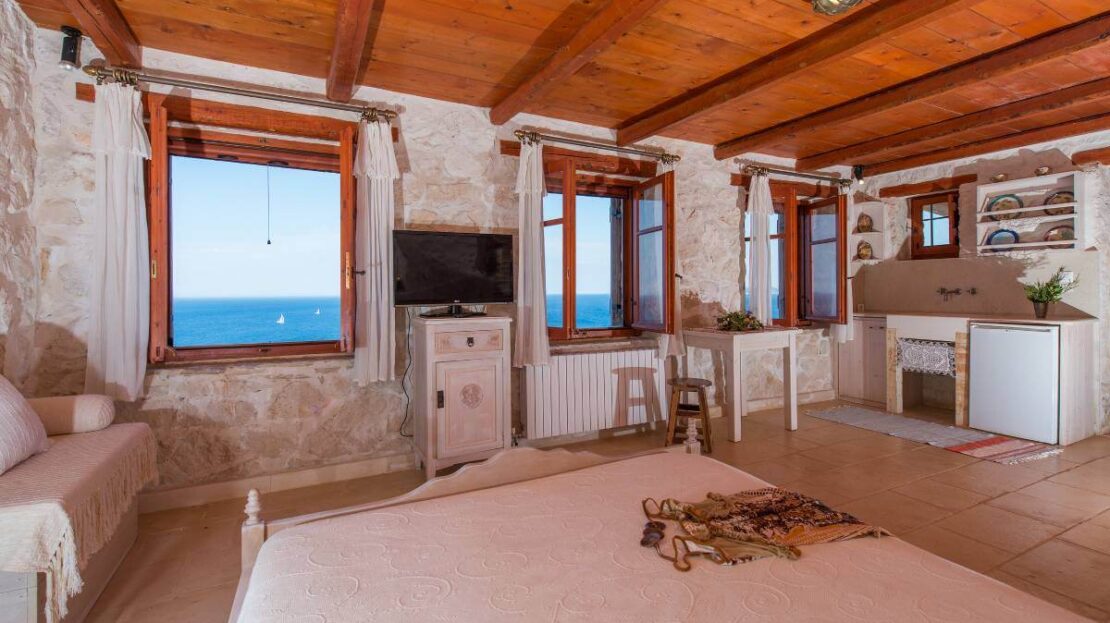 Absolutely stunning villa directly above the Blue Caves with private beach access