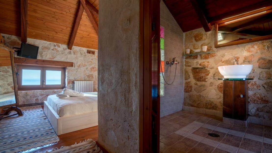 Absolutely stunning villa directly above the Blue Caves with private beach access