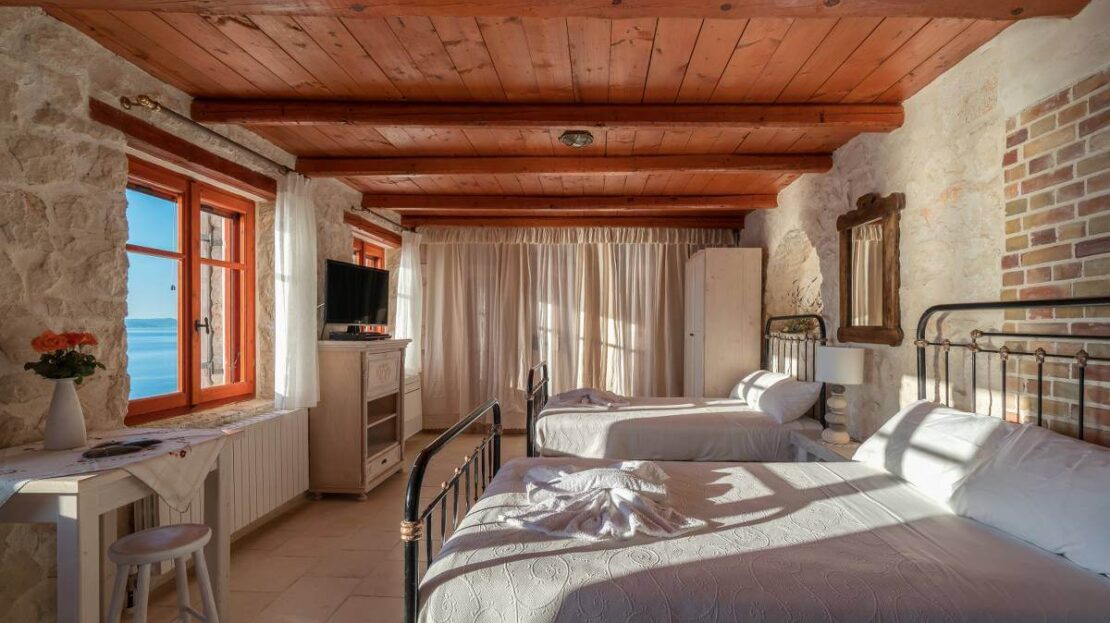 Absolutely stunning villa directly above the Blue Caves with private beach access