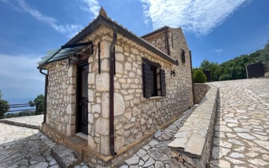 Private stone cottage which was created according to the area’s aesthetics, which is visible both in its interior and exterior spaces with wood and stone.