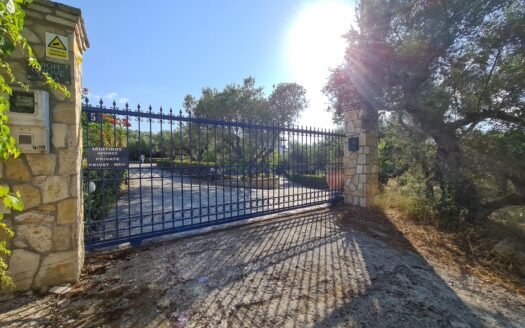 Holiday villa with self-contained guest house and 15m pool