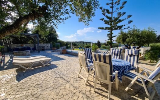 Holiday villa with self-contained guest house and 15m pool