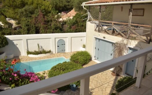 Picturesque residence overlooking the port of Agios Nicholas