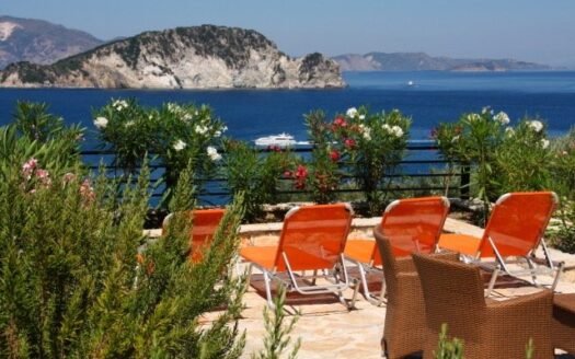 Three-Bedroom villa with guesthouse and sea views