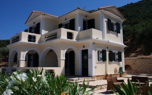 Three-Bedroom villa with guesthouse and sea views