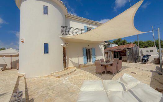 Beautifully renovated sea view property in Planos
