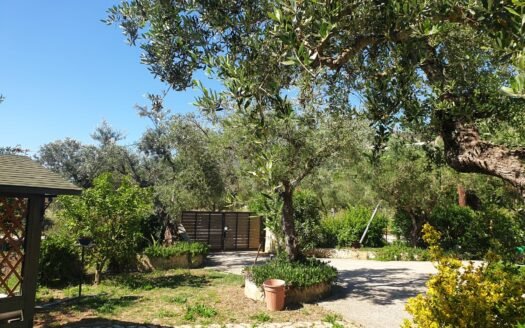 Well-Presented Villa with Independent Cottage, Annex & Pool.